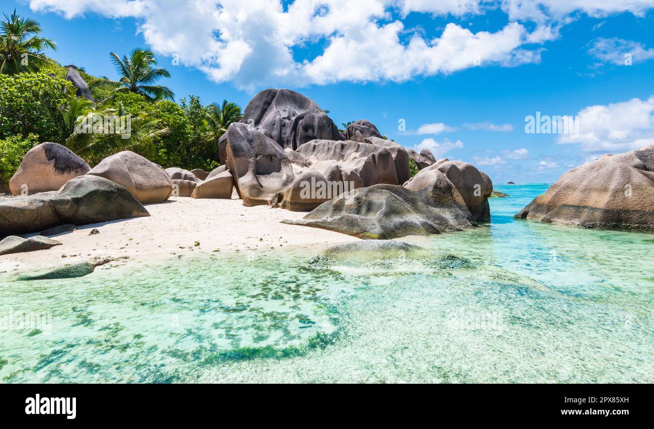 Bellissima spiaggia sull'isola di la Digue, alle Seychelles. Foto Stock