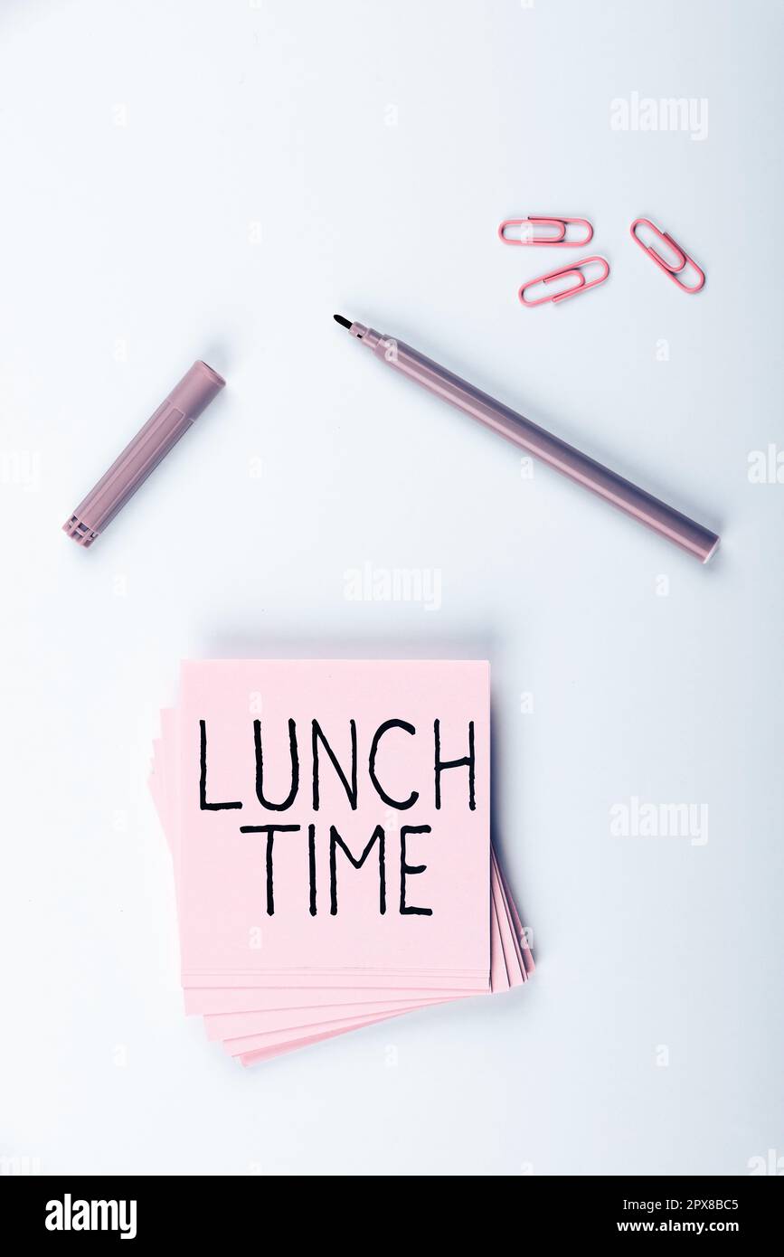 Scrittura con testo che mostra l'ora del pranzo, Word per il pasto a metà giornata dopo la colazione e prima di cena Foto Stock