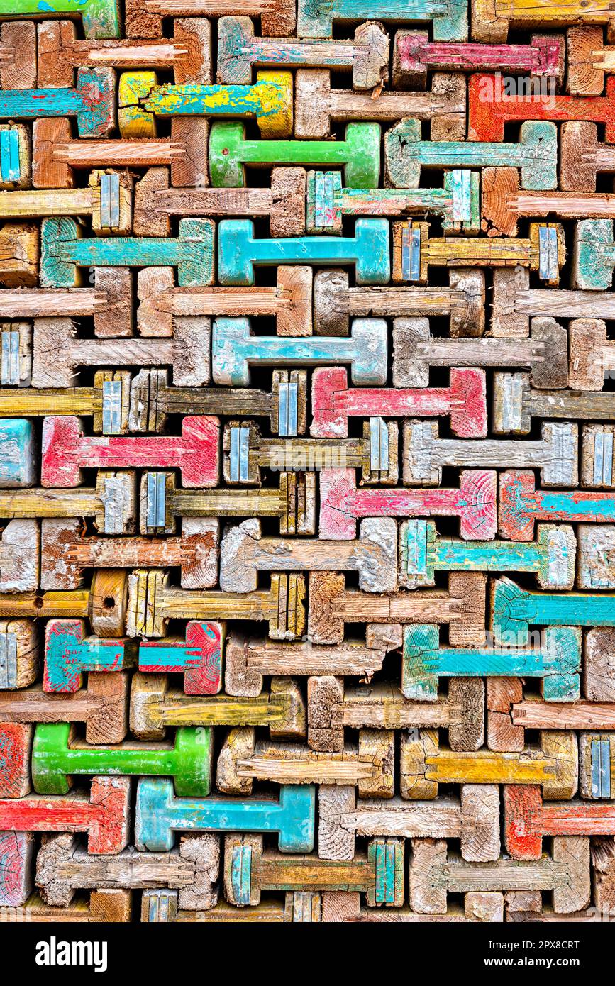 Primo piano di puntoni in legno colorati sovrapposti a forma di h per casseforme in calcestruzzo Foto Stock