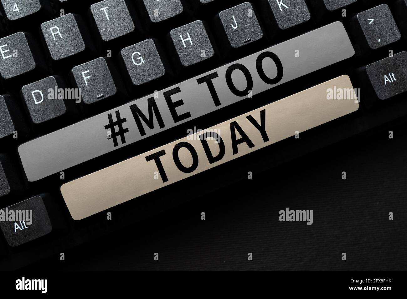 Segno che mostra anche me, parola di approccio commerciale preceduta da un simbolo hash tag sui siti web dei social media Foto Stock