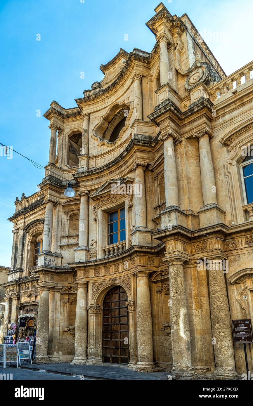 La facciata della chiesa di San Carlo al corso dedicata a San Carlo Borromeo, è la chiesa dell'antica residenza dei Gesuiti di noto. Sicilia Foto Stock