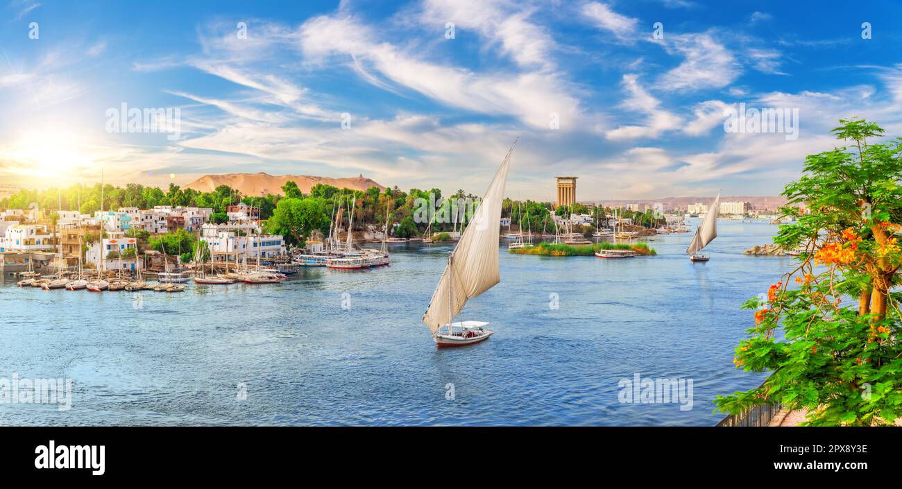 Bellissimo scenario Nilo delle barche a vela e villaggi tradizionali della città di Assuan, Egitto. Foto Stock