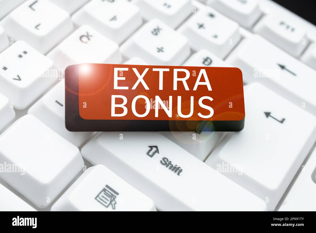 Testo di scrittura a mano Extra Bonus, Word per un importo extra di denaro che viene aggiunto al pagamento di qualcuno Foto Stock