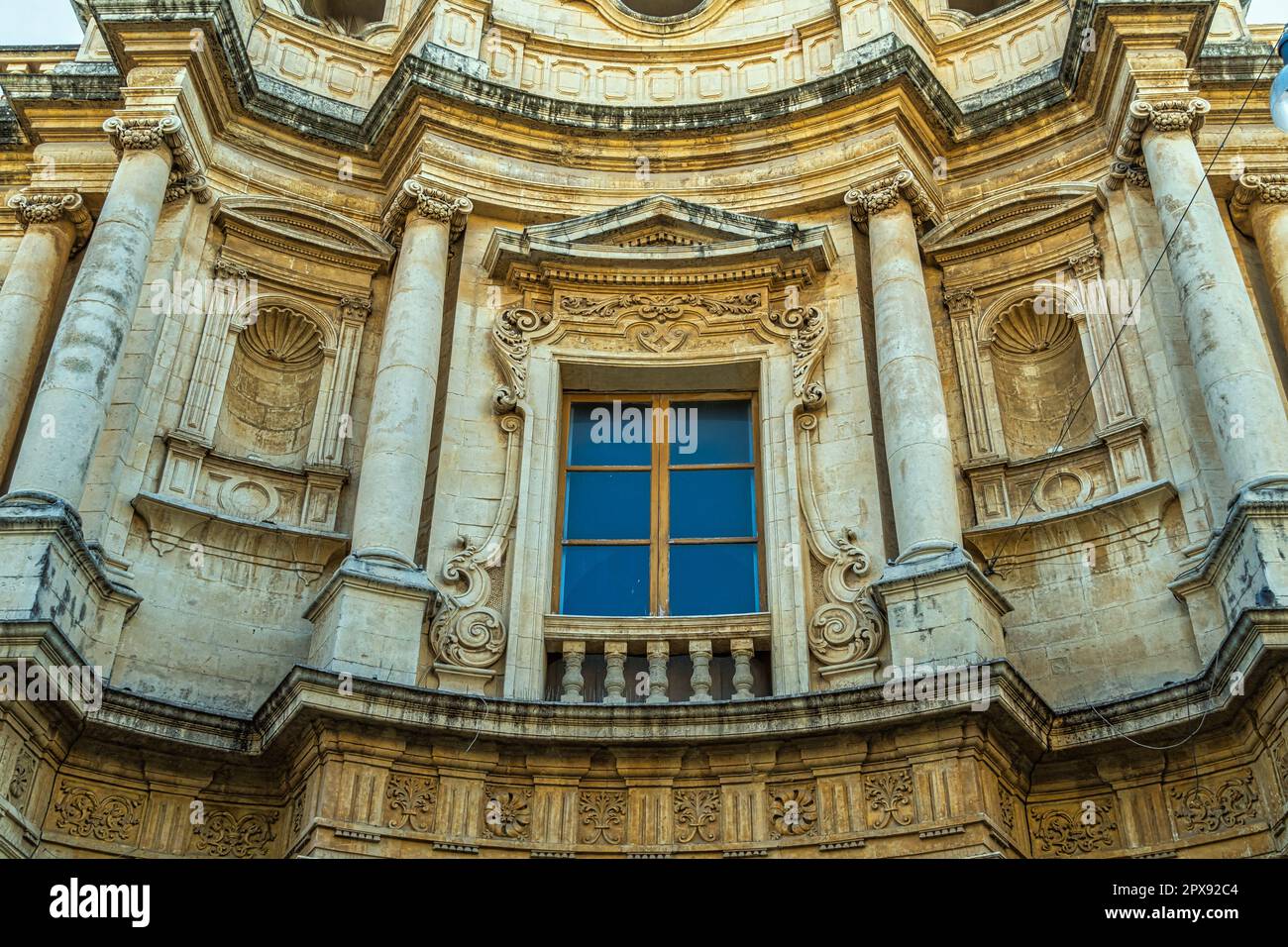 La facciata della chiesa di San Carlo al corso dedicata a San Carlo Borromeo, è la chiesa dell'antica residenza dei Gesuiti di noto. Sicilia Foto Stock