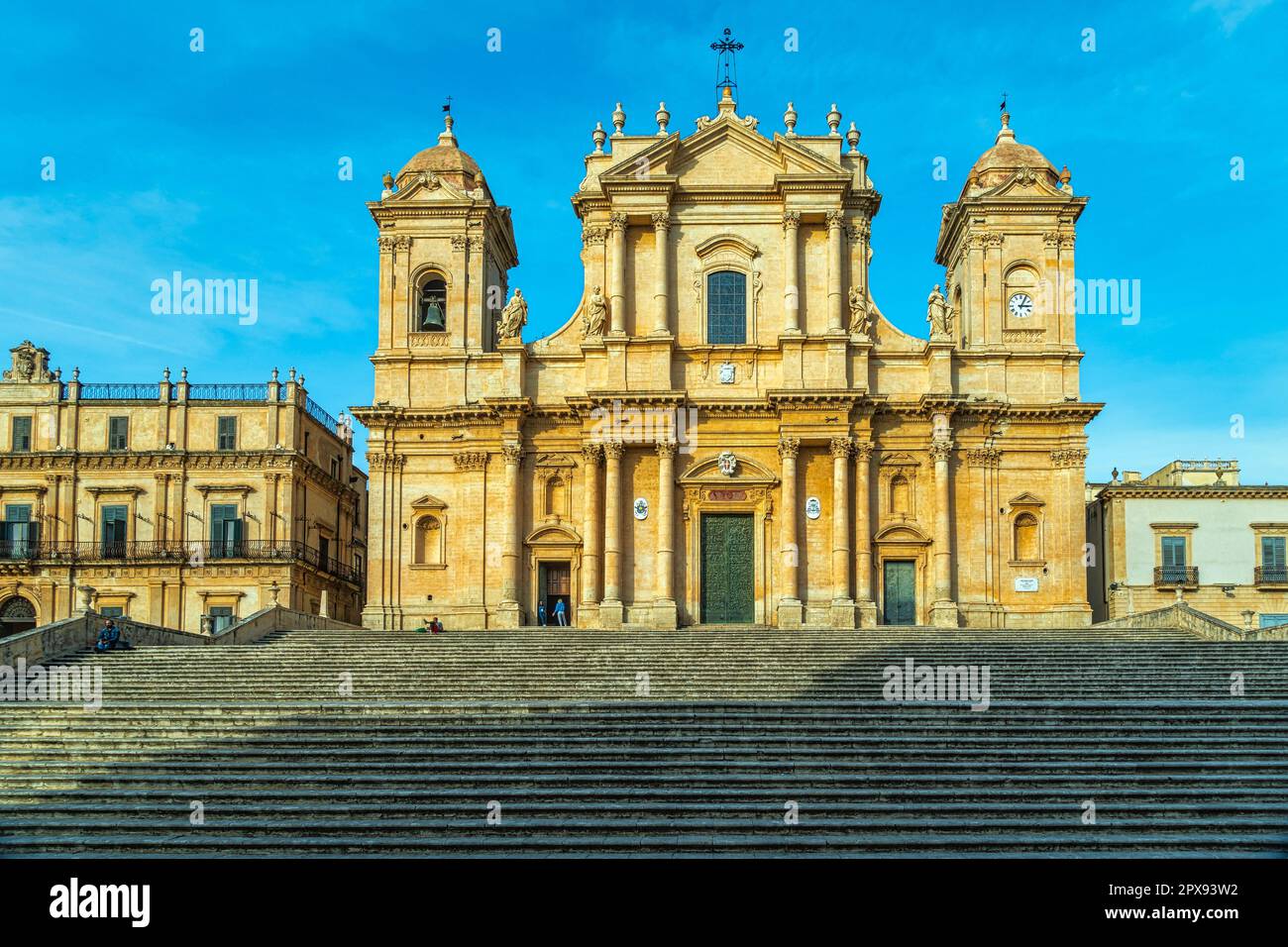 La facciata della Cattedrale di San Nicolò, restaurata nel 18th ° secolo in stile barocco siciliano con una cupola neoclassica. Noto, Sicilia Foto Stock