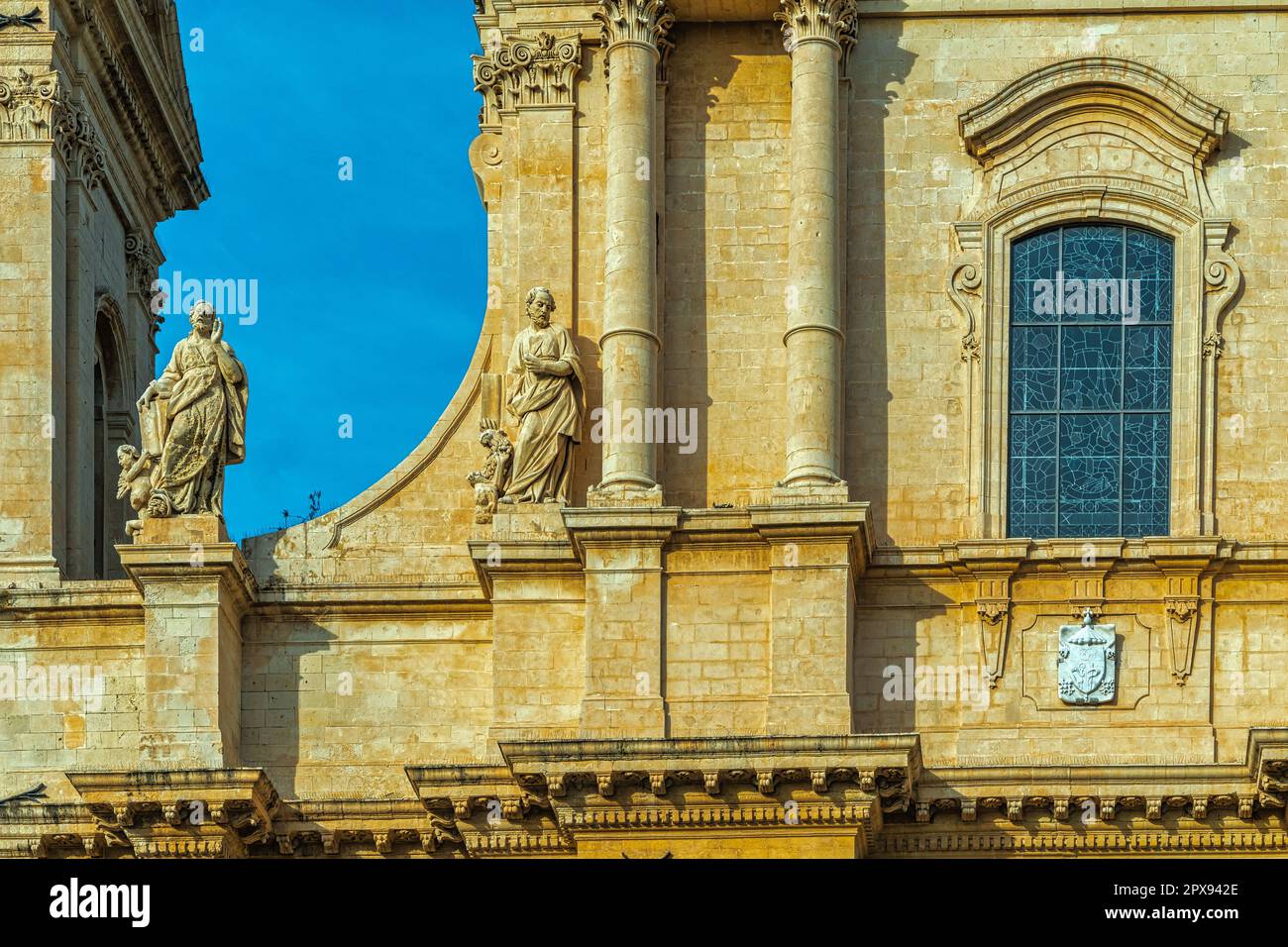 Dettagli della facciata della Cattedrale di San Nicolò, restaurata nel 18th ° secolo in stile barocco siciliano con una cupola neoclassica. Noto, Siracusa Foto Stock