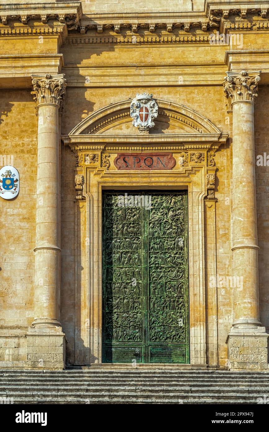 Dettagli della facciata della Cattedrale di San Nicolò, restaurata nel 18th ° secolo in stile barocco siciliano con una cupola neoclassica. Noto, Siracusa Foto Stock