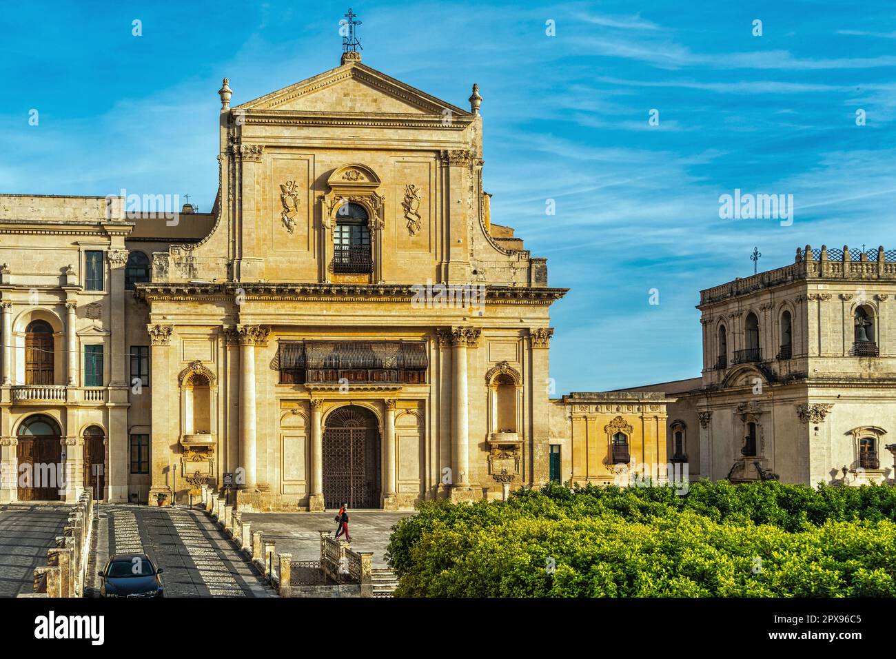 Facciata della chiesa dell'ex monastero benedettino dei SS. Salvatore, attuale sede del Seminario Episcopale di noto. Noto, Sicilia Foto Stock