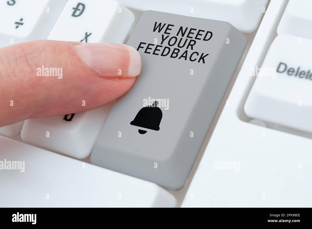 Segno di scrittura della mano abbiamo bisogno del vostro feedback, parola per darci la vostra recensione pensieri commenti cosa migliorare Foto Stock