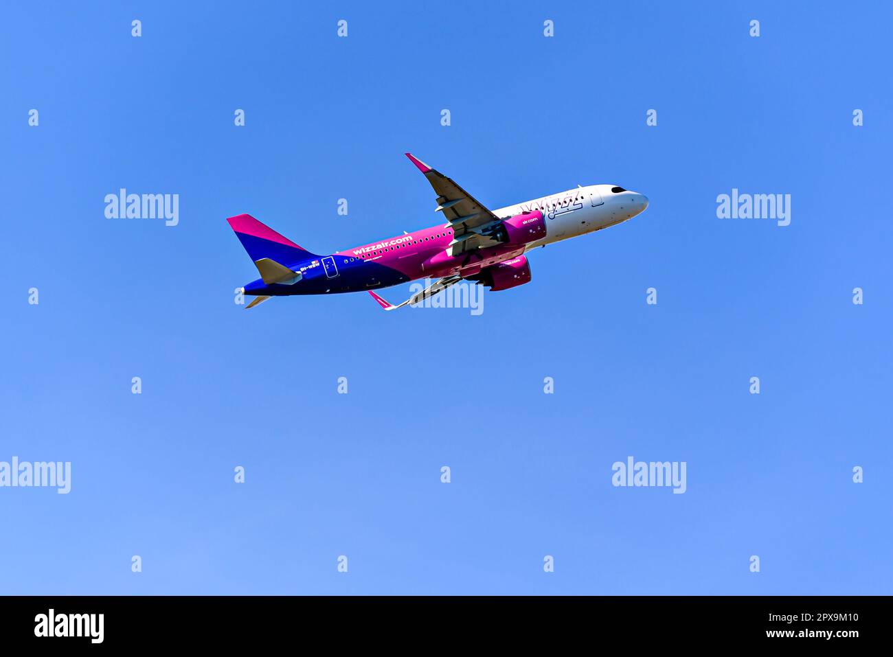 Barcellona, ​​Spain; 12 marzo 2023: Aereo Airbus A321 della compagnia Wizz Air Malta, con partenza dall'aeroporto Josep Tarradellas Barcelona-El Prat Foto Stock