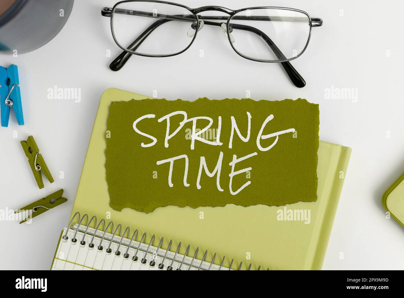 Scrittura a mano segno Primavera tempo, parola per la stagione temperata dell'anno identificato da una rinascita di piante Foto Stock