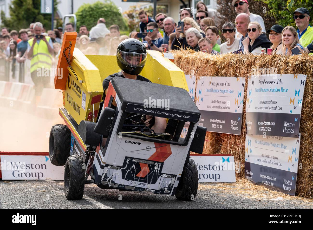 Dunmow Group skip camion cart in gara nella grande Dunmow soapbox gara 2023, Essex, UK. Prendere la rampa di salto Foto Stock