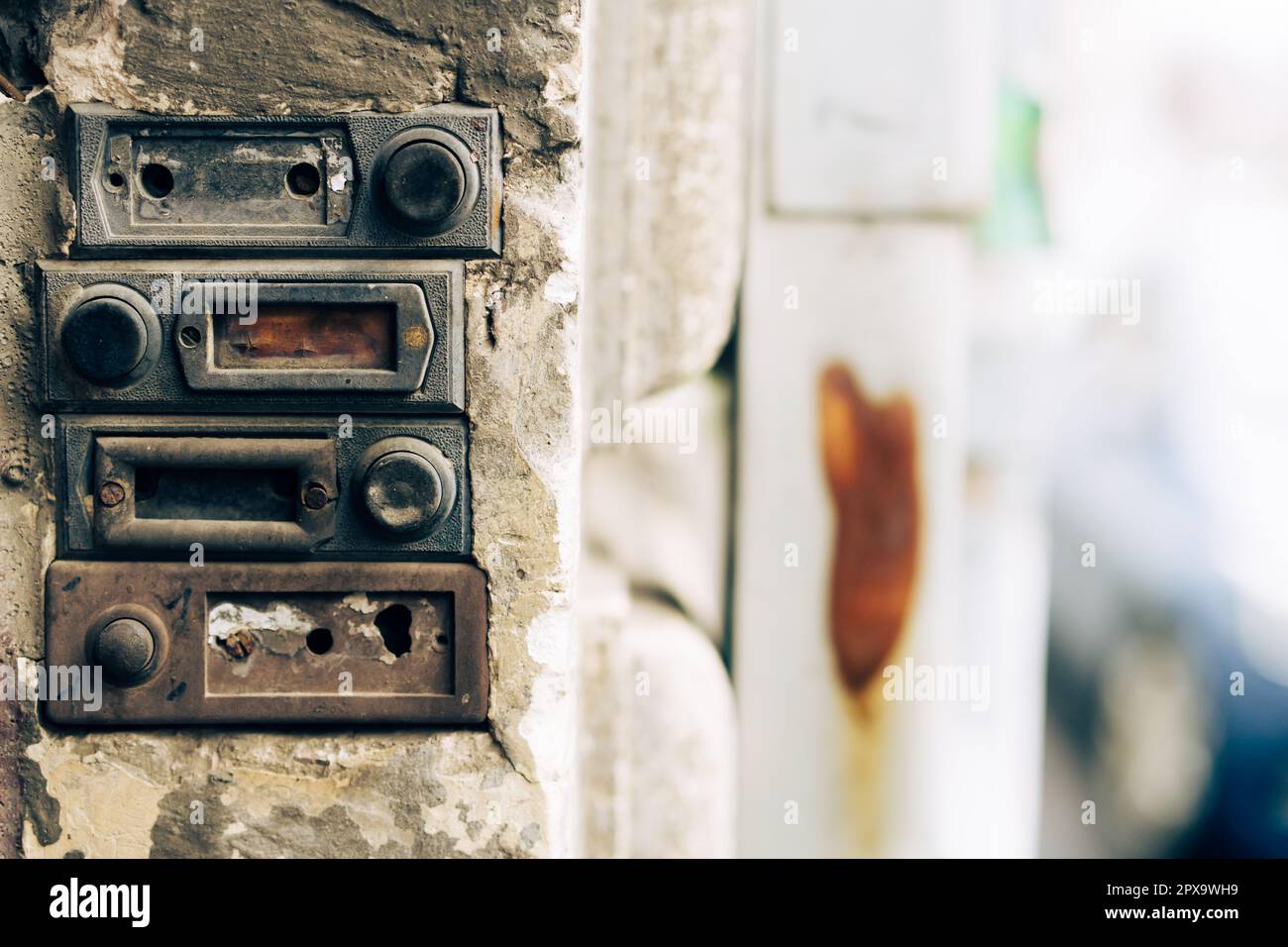 Quattro bottoni a campanello rettangolari vintage su una parete. Foto Stock