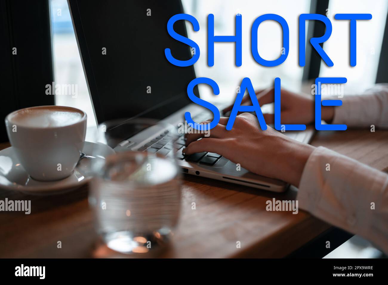 Scrittura che visualizza il testo Short sale, Word scritto sulla casa che è offerto ad un prezzo che è inferiore all'importo dovuto Foto Stock