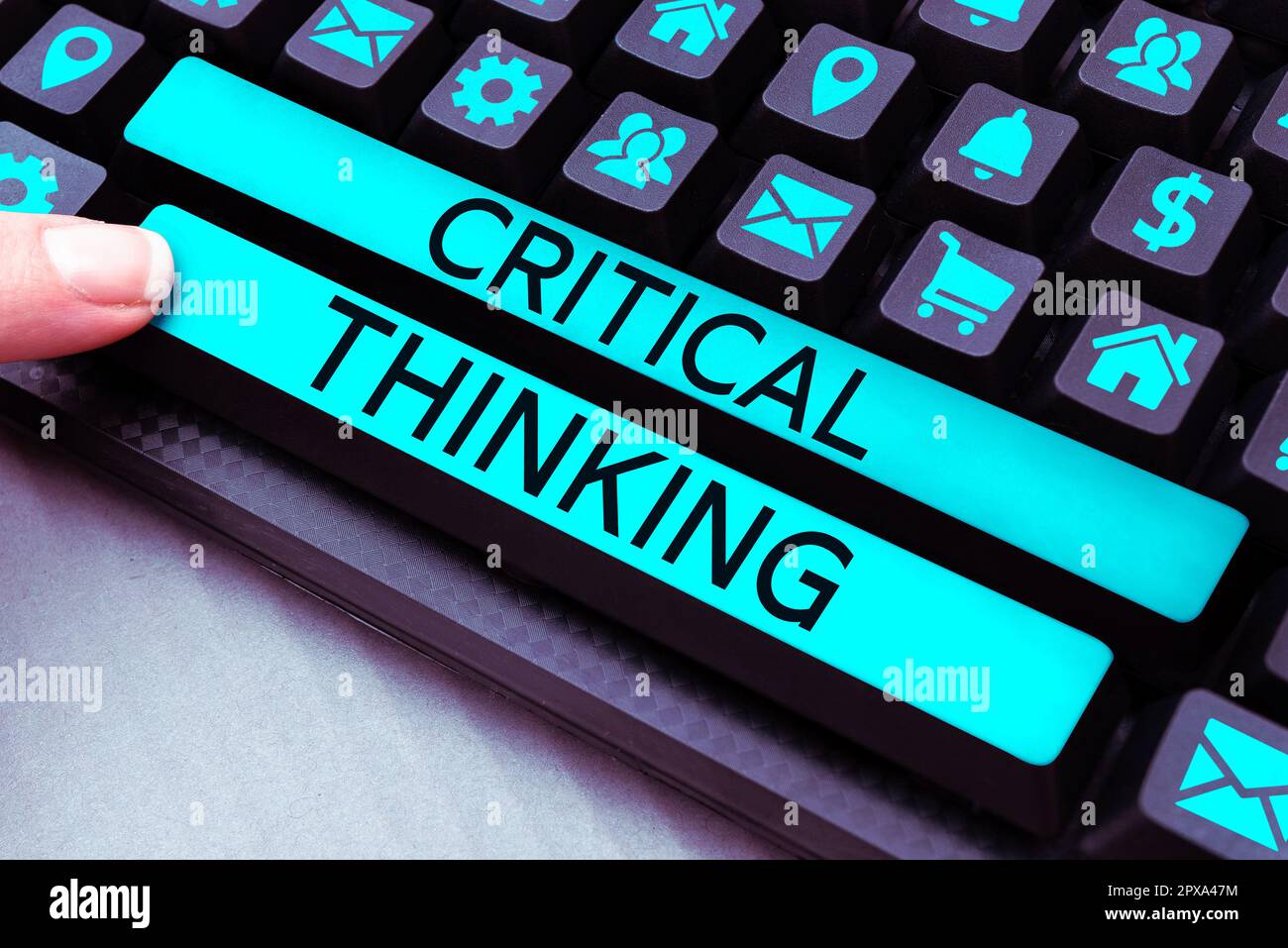 Segno che mostra il pensiero critico, Word scritto sulla sequenza di fasi di un progetto che richiede il tempo più lungo Foto Stock
