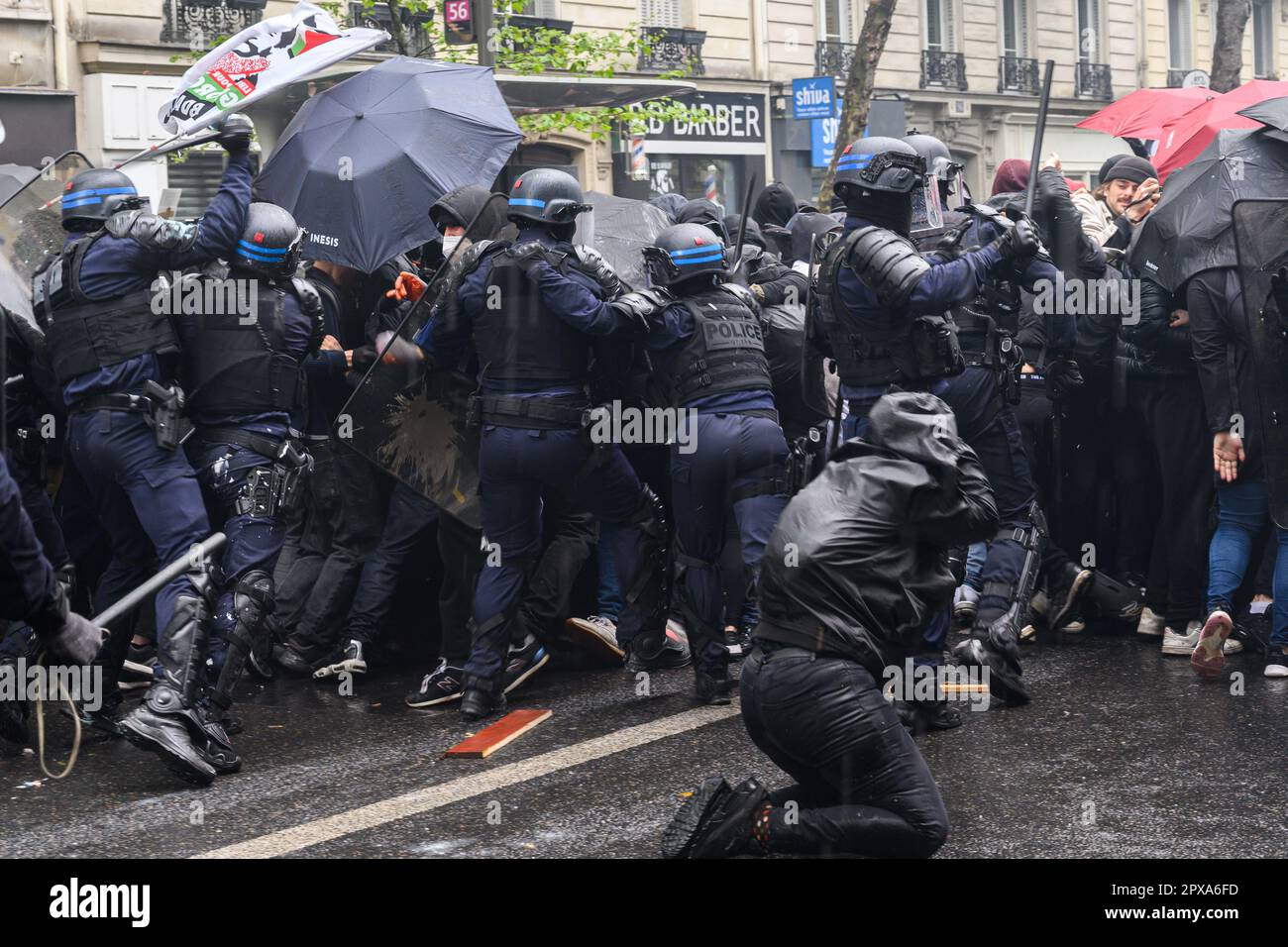 Parigi, Francia. 1st maggio, 2023. Scontro tra dimostranti radicali e polizia durante la manifestazione del giorno 2023 di maggio a Parigi. Credit: LE PICTORIUM/Alamy Live News Foto Stock
