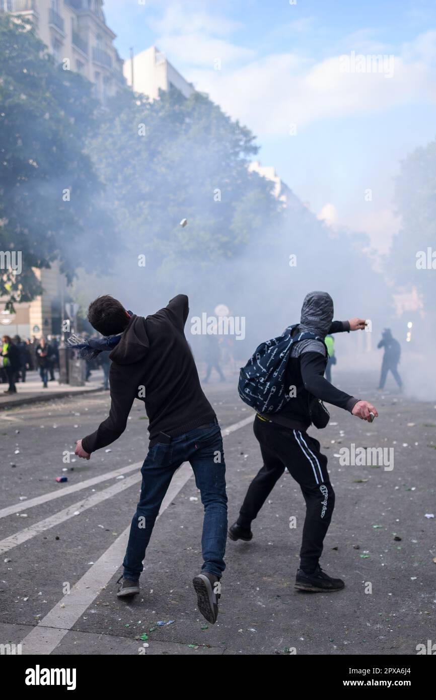 Parigi, Francia. 1st maggio, 2023. Scontro tra dimostranti radicali e polizia durante la manifestazione del giorno 2023 di maggio a Parigi. Credit: LE PICTORIUM/Alamy Live News Foto Stock