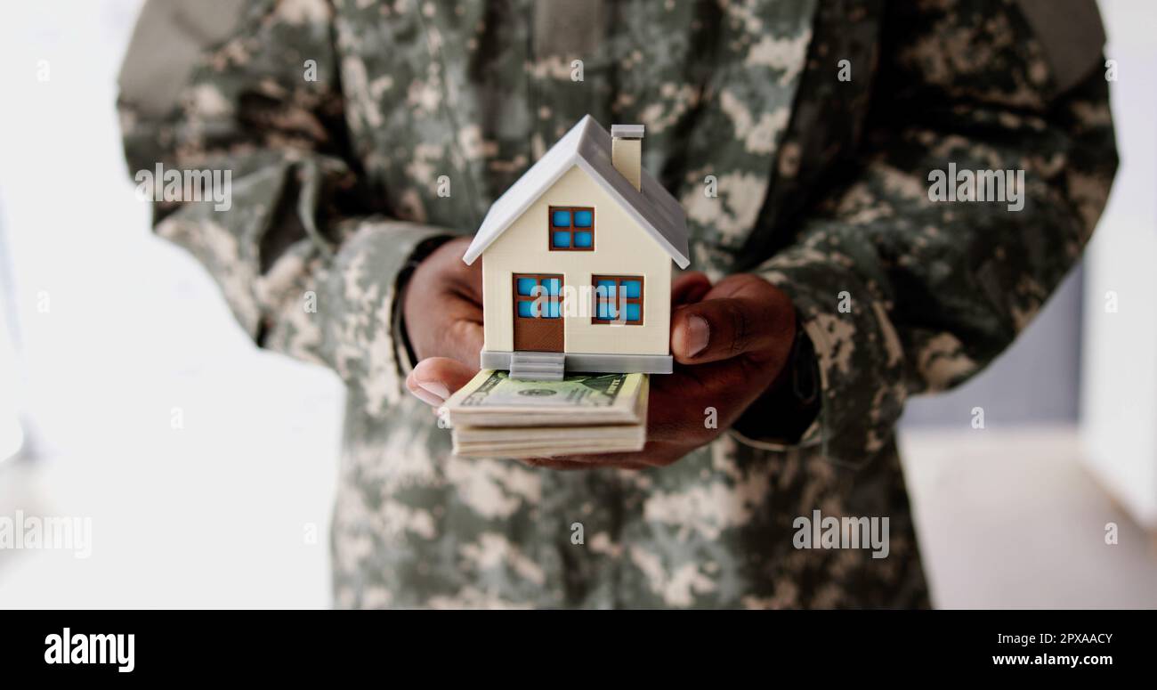 Programma SCRA. Esercito militare uomo in uniforme che tiene Nuova Casa Foto Stock