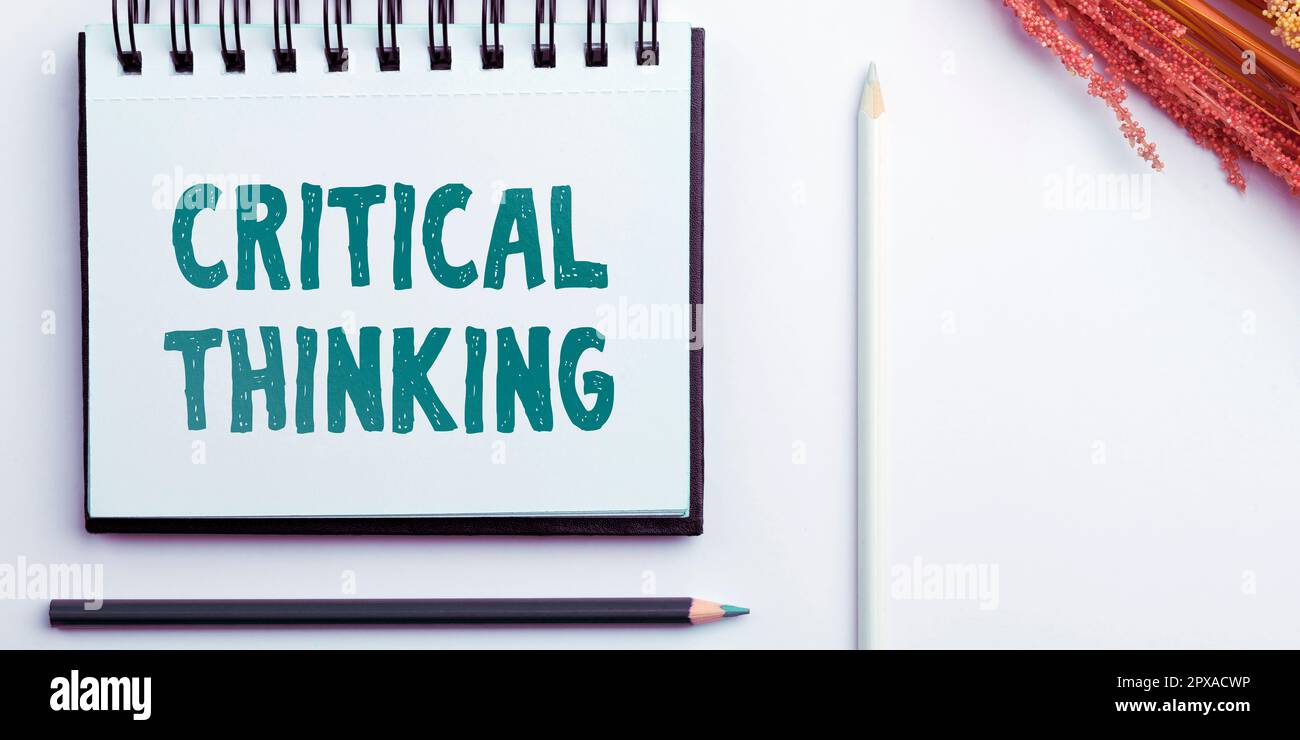 Scrittura a mano del testo pensiero critico, sequenza fotografica concettuale delle fasi di un progetto che richiede il tempo più lungo Foto Stock