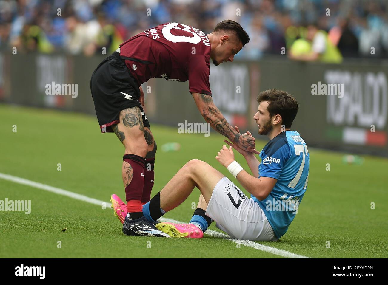 Napoli, Italia. 30 Apr, 2023. Pasquale Mazzocchi di US Salernitana e Khvicha Kvaratskhelia di SSC Napoli durante la Serie A match tra SSC Napoli Foto Stock
