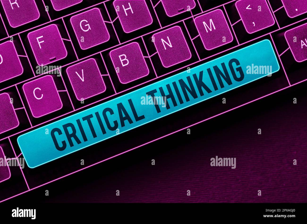 Scrittura a mano del testo pensiero critico, sequenza fotografica concettuale delle fasi di un progetto che richiede il tempo più lungo Foto Stock