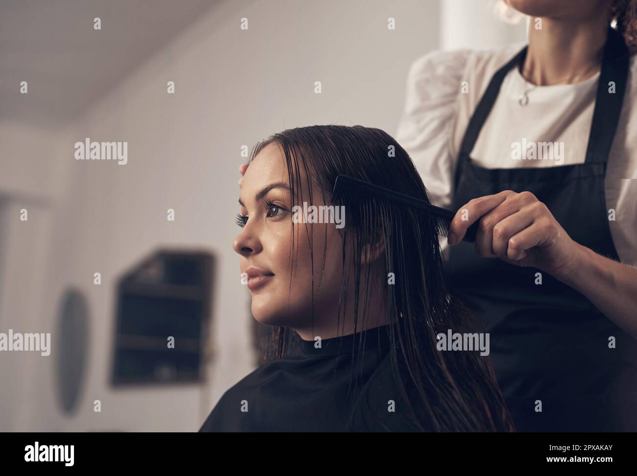 Capelli che cade inizia al salone. una bella giovane donna che fa i suoi capelli al salone. Foto Stock