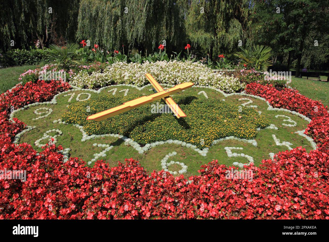 Romantico orologio dei fiori nella città bomehiana Podebrady Foto Stock