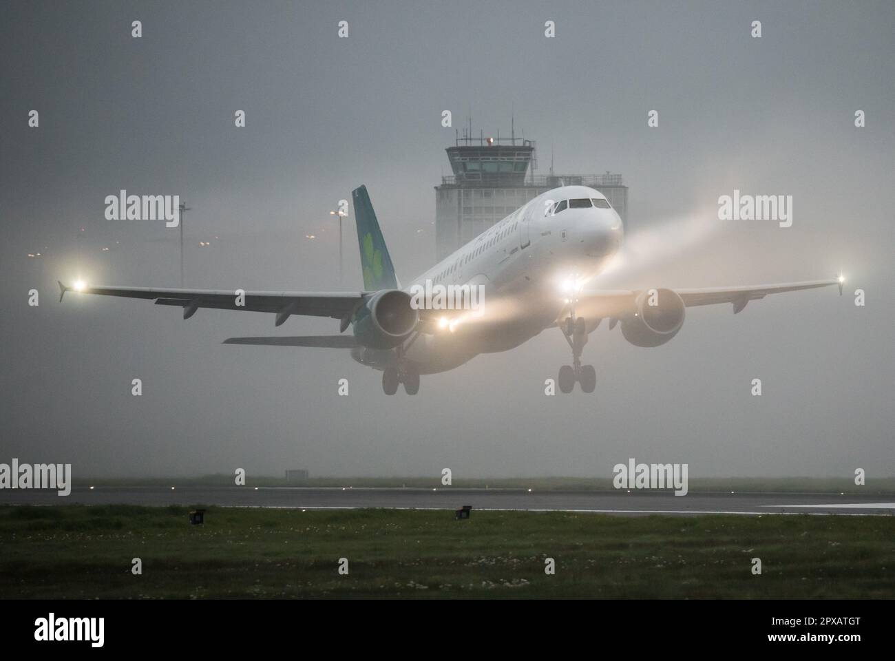 Aeroporto di Cork, Cork, Irlanda. 02nd maggio, 2023. Un Aer Lingus Airbus A320 decollare per Amsterdam in una mattina nebbia all'aeroporto di Cork, Cork, Irlanda. - Credit; David Creedon / Alamy Live News Foto Stock