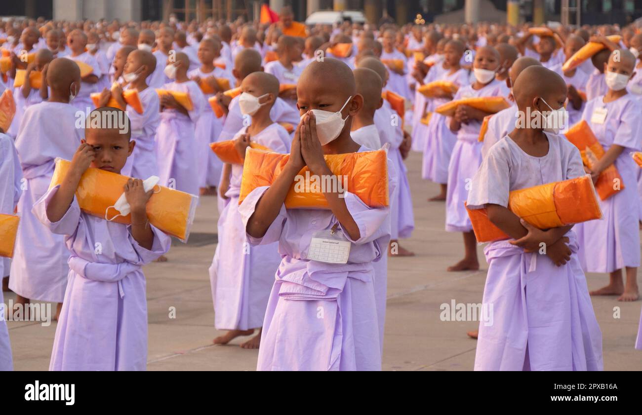 I devoti prendono parte alla cerimonia di ordinazione di massa al Tempio di Wat Phra Dhammakaya. Oltre 5.000 monaci buddisti novizi sono stati ordinati per il DHA Foto Stock