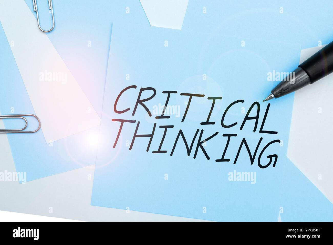 Segno di testo che mostra il pensiero critico, concetto che significa sequenza di fasi di un progetto che richiede il tempo più lungo Foto Stock