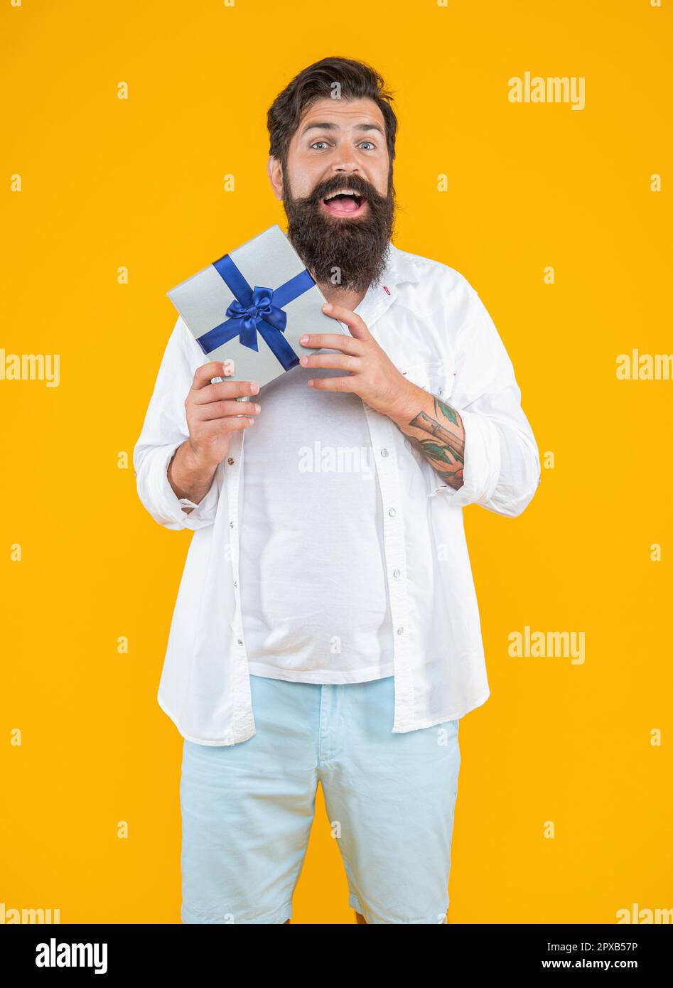 immagine di buon compleanno uomo con scatola di acquisto. uomo di compleanno  caucasico con acquisto Foto stock - Alamy