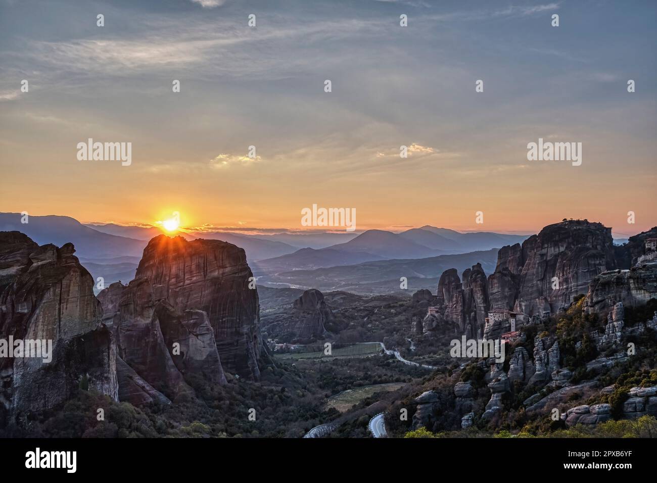 il sole si rifà al tramonto su Meteora in primavera Foto Stock