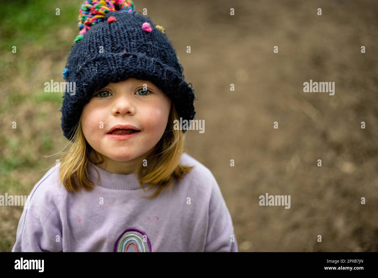 Bambina nella foresta guardando dritto la macchina fotografica Foto Stock