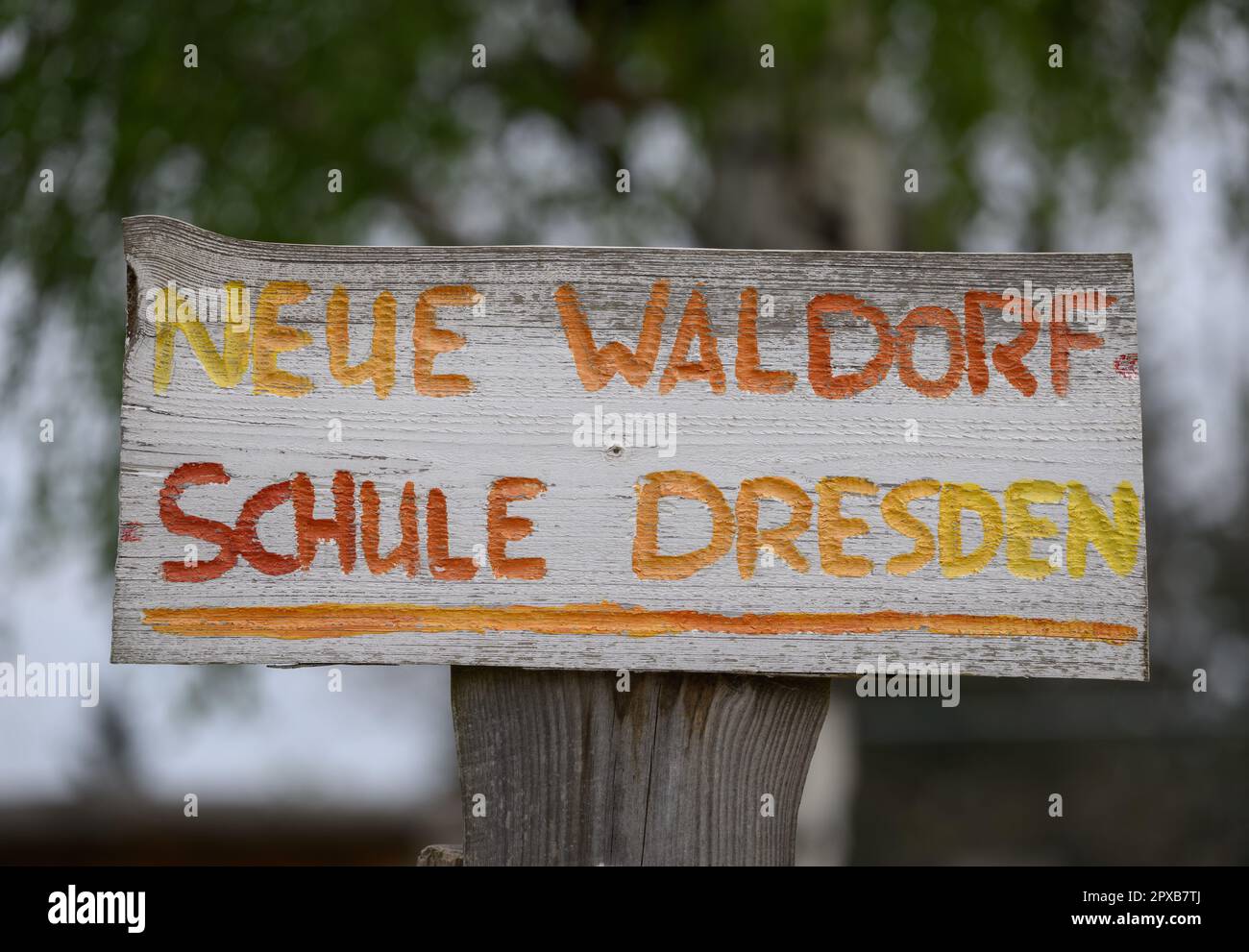 Dresda, Germania. 28th Apr, 2023. Un cartello 'Neue Waldorfschule Dresden' è avvitato all'ingresso della scuola. Credit: Robert Michael/dpa/Alamy Live News Foto Stock