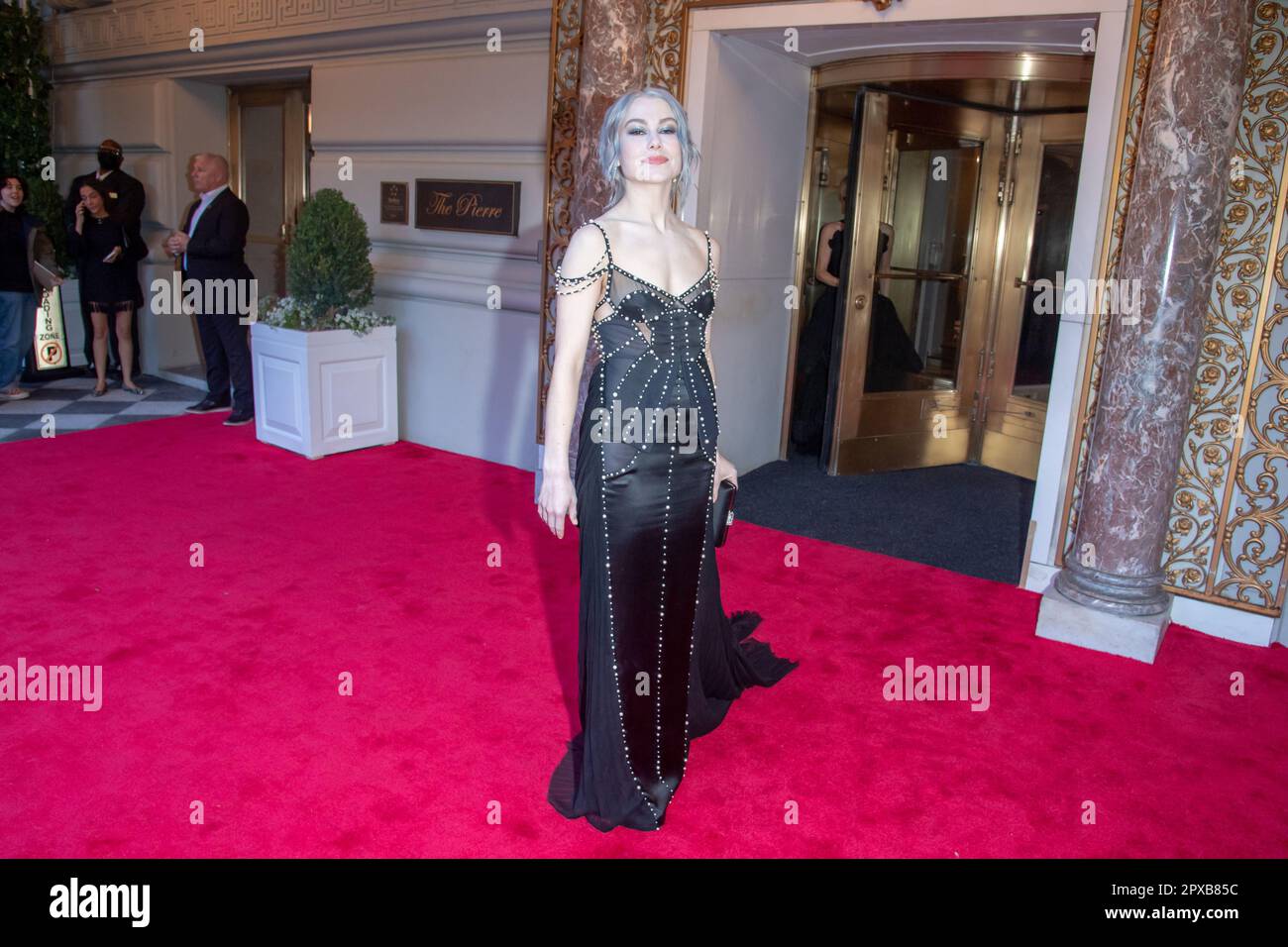 NEW YORK, NEW YORK - MAGGIO 01: I Phoebe Bridgers che indossano Tory Burch partono dal Pierre Hotel per il 2023° Met Gala il 01 maggio 2023 a New York City. Foto Stock