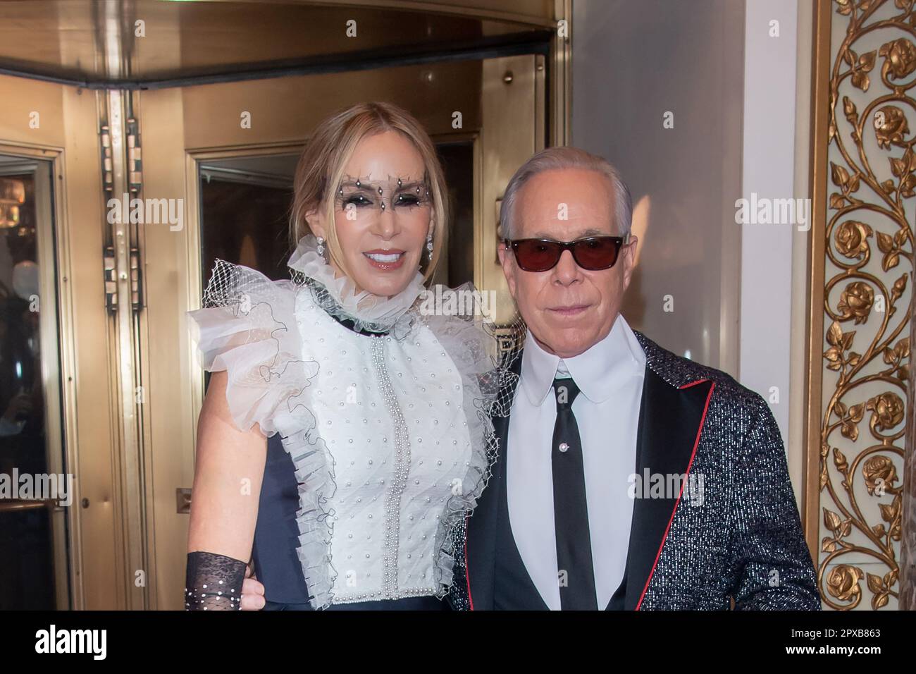 NEW YORK, NEW YORK - 01 MAGGIO: Dee Hilfiger e Tommy Hilfiger partono dal Pierre Hotel per il 2023° Met Gala il 01 maggio 2023 a New York City. Foto Stock