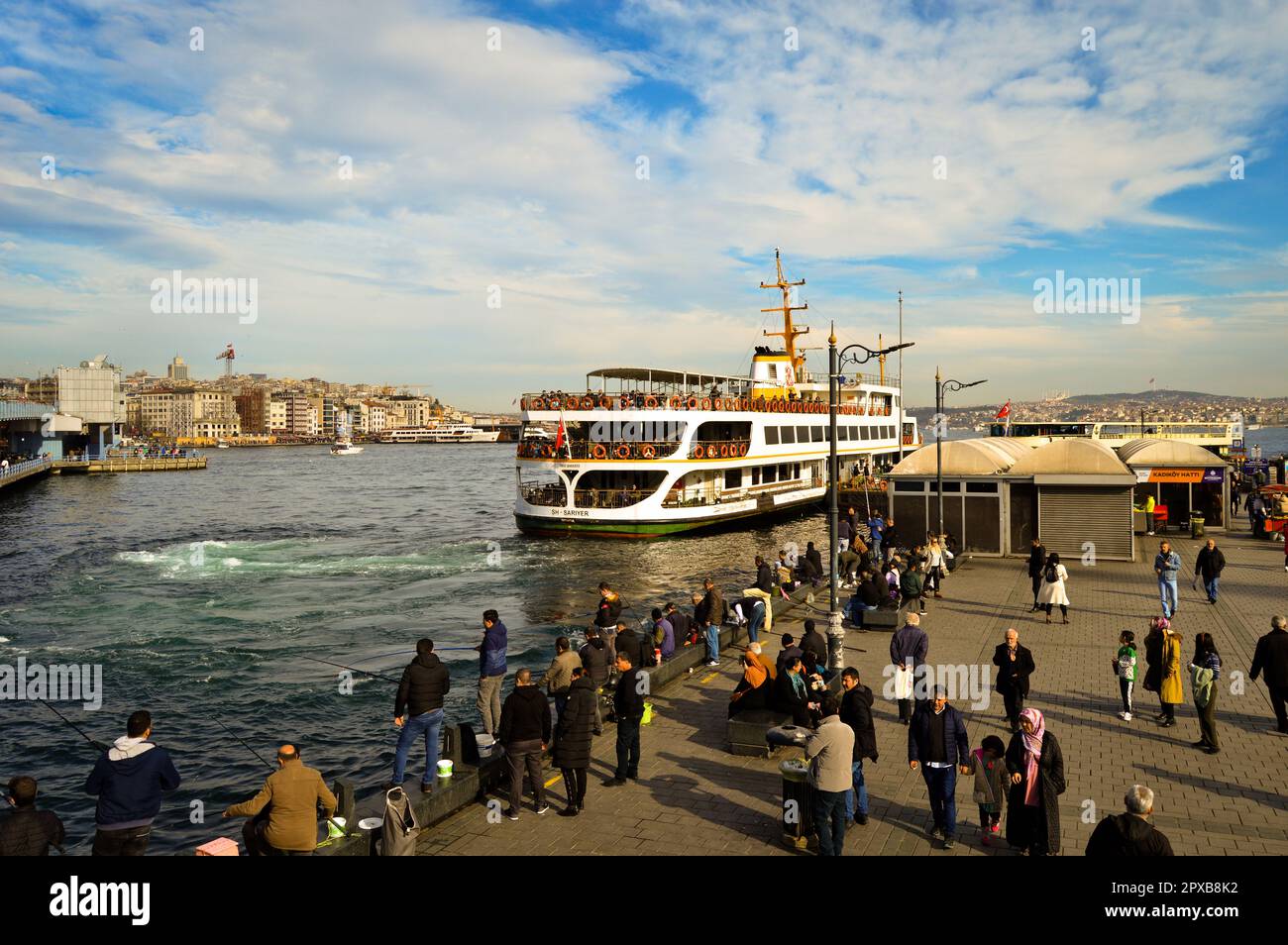 Ponte di Galata e porto dei traghetti di Eminonu, uno dei luoghi più visitati del bosforo di Istanbul, pesca, 21 gennaio 2023 Eminonu Istanbul Turchia Foto Stock