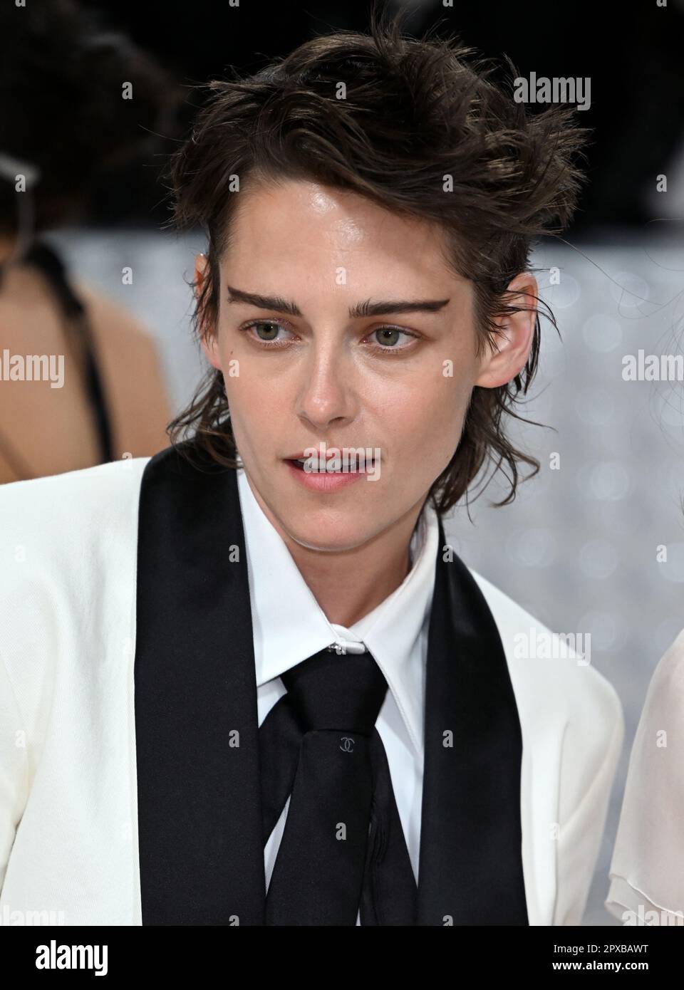 New York, Stati Uniti. 1st maggio, 2023. New York, Stati Uniti. 1st maggio 2023. Kristen Stewart arriva al Met Gala 2023 al Metropolitan Museum of Art di New York. Il tema di quest'anno è Karl Lagerfeld Una linea di bellezza. Credit: Doug Peters/Alamy Live News Foto Stock