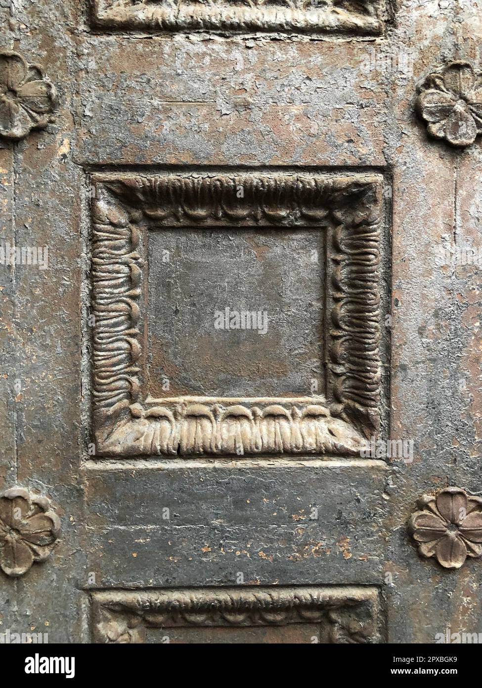 ornamento sull'antica fortezza di ferro porte di vernice shabby texture Foto Stock