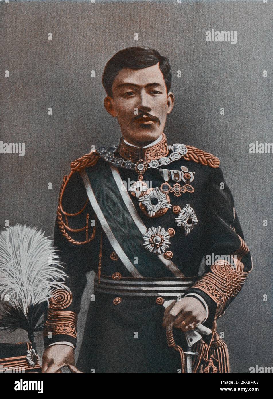 L'imperatore giapponese Yoshihito (imperatore Taishō). L'imperatore Taishō (Taishō-tennō, 1879 – 1926), noto anche con il suo nome personale Yoshihito, fu il 123rd° imperatore del Giappone, secondo il tradizionale ordine di successione, e il secondo sovrano dell'Impero del Giappone dal 30 luglio 1912 fino alla sua morte nel 1926. Secondo l'usanza giapponese, mentre regna l'Imperatore è semplicemente chiamato 'l'Imperatore'. Dopo la morte, è conosciuto con un nome postumo, che è il nome dell'epoca che coincide con il suo regno. Dopo aver governato durante l'era di Taishō, è conosciuto come l'imperatore Taishō. Foto Stock