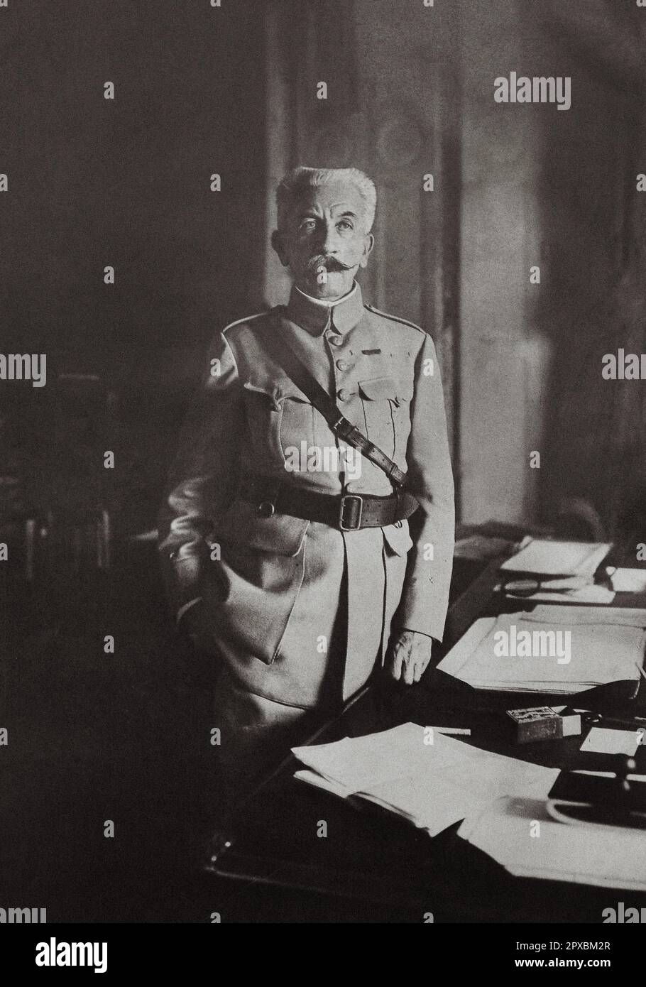 Prima guerra mondiale Generale francese Hubert Lyautey. Louis Hubert Gonzalve Lyautey (1917 – 1854 – 1934) è stato un . Dopo aver prestato servizio in Indocina e Madagascar, divenne il primo residente generale francese in Marocco dal 1912 al 1925. All'inizio del 1917 ha servito brevemente come ministro della guerra. Dal 1921 fu maresciallo di Francia. Fu soprannominato il costruttore dell'impero francese, e nel 1931 fece la copertura del tempo. Foto Stock