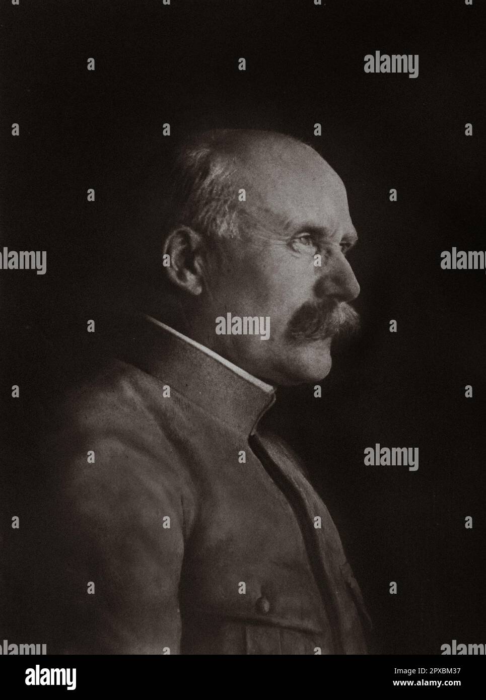 Generale francese Petain. Henri Philippe Benoni Omer Pétain (1856-1951), comunemente noto come Philippe Pétain o Maresciallo Pétain, fu un generale francese che raggiunse la posizione di Maresciallo di Francia alla fine della prima guerra mondiale, durante la quale divenne noto come "il Leone di Verdun" (in francese: le lion de Verdun). Dal 1940 al 1944, durante la seconda guerra mondiale, fu capo del regime collaborativo di Vichy France. Pétain, che aveva 84 anni quando divenne primo ministro, rimane la persona più antica a diventare il capo di stato della Francia. Foto Stock