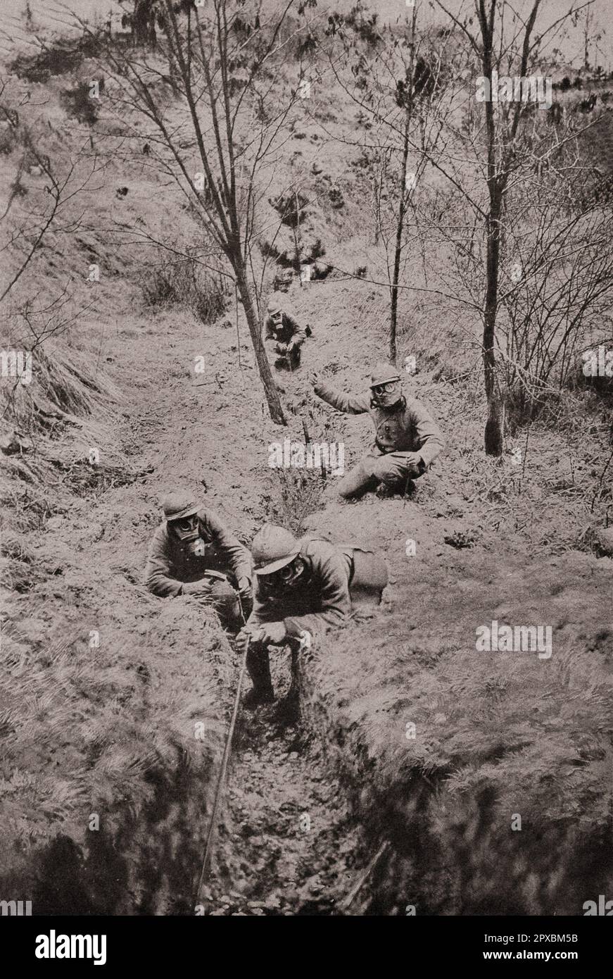 Prima guerra mondiale Dopo un bombardamento, gli sappers telefonici, dotati delle loro maschere di gaz, mettono una linea in uno sfondo dove l'azione dei gas persiste. 1918 Foto Stock