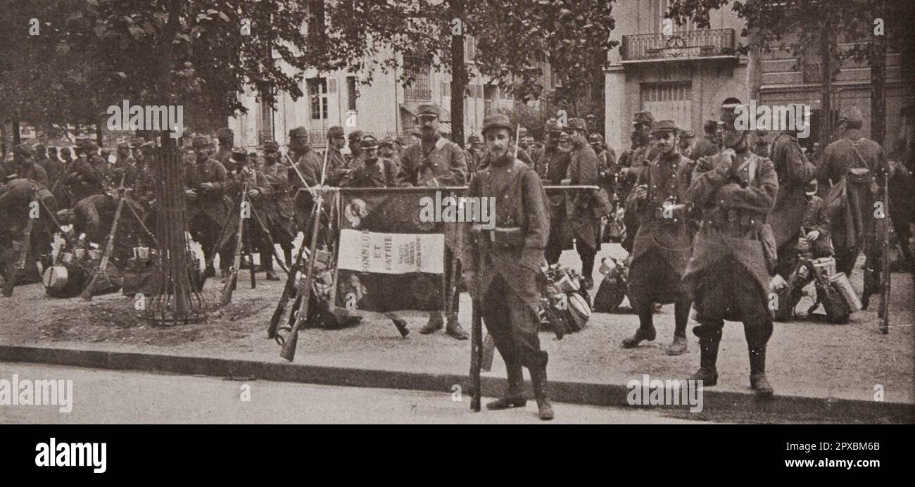 Prima guerra mondiale La Francia in guerra. Andiamo: La bandiera della fanteria 102nd Foto Stock