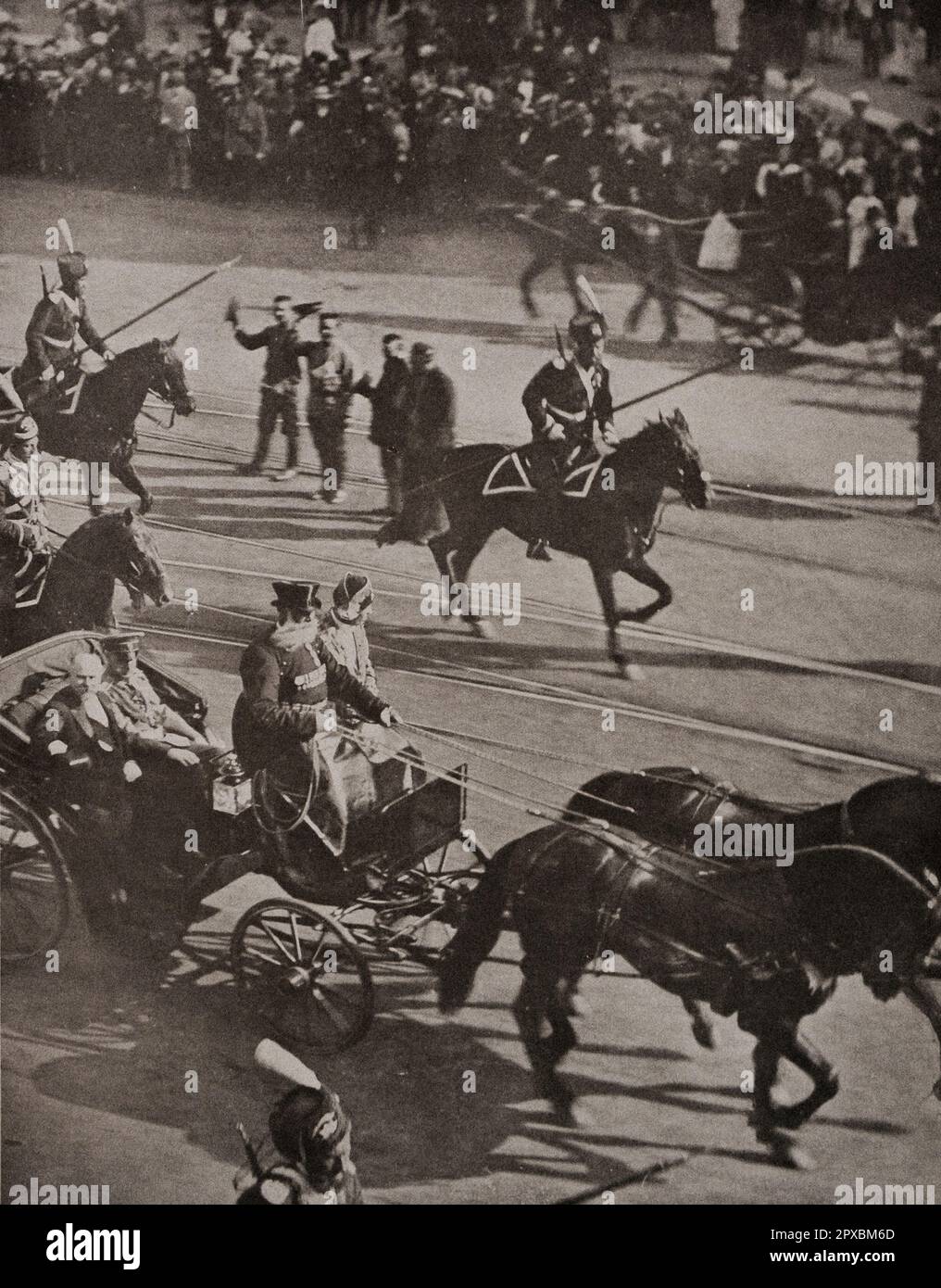 Prima guerra mondiale Il presidente della Repubblica francese in Russia Raymond Poincaré accompagnato da un convoglio delle Guardie della vita del reggimento cosacchi di sua Maestà. San Pietroburgo. 1914 Foto Stock