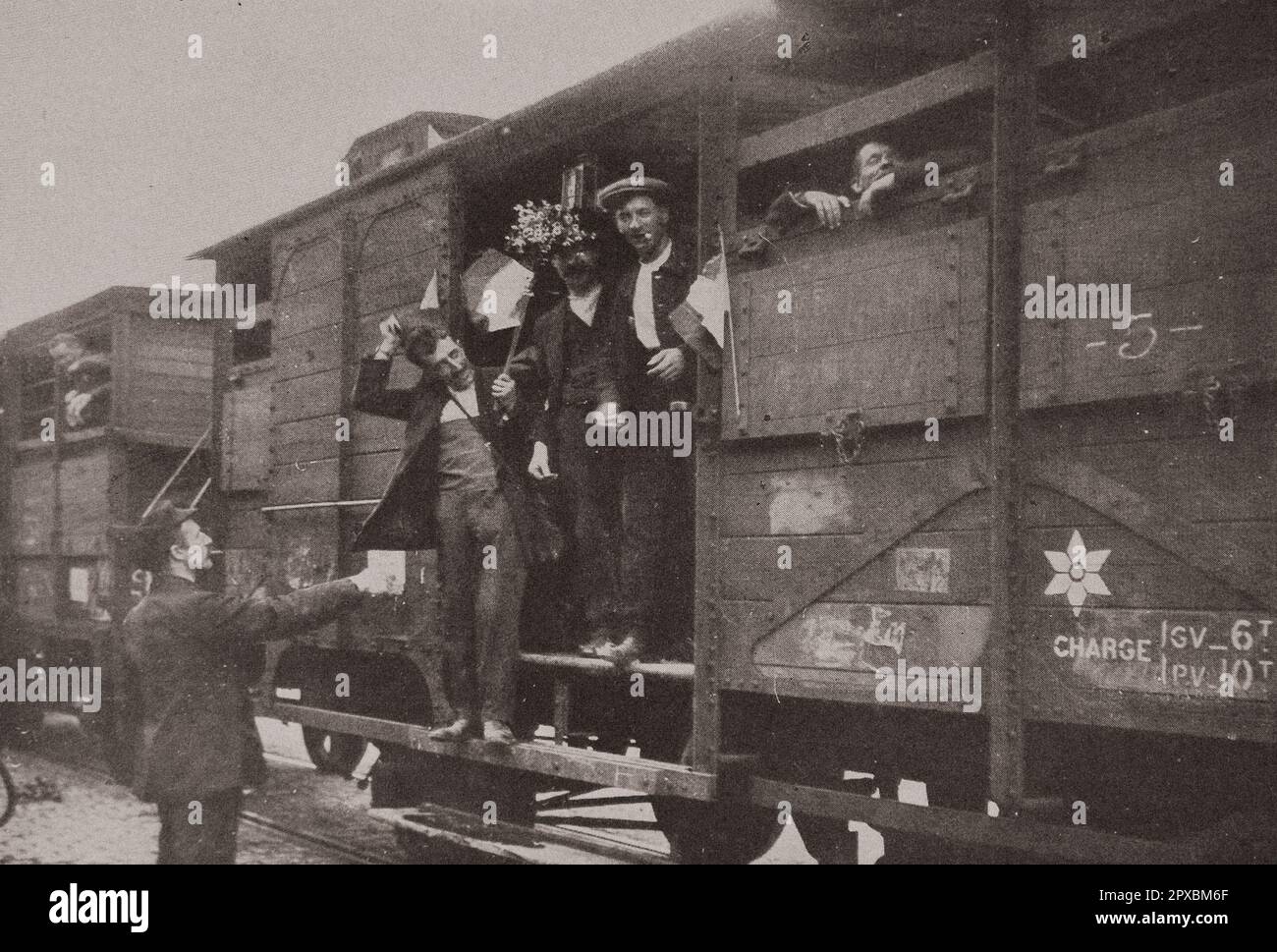 Prima guerra mondiale Mobilitazione francese. Di fronte all'aggressione, tutti sentivano il proprio paese in pericolo. Con unanime sollecitudine, gli appelli obbedivano all'ordine della mobilitazione. Non ci sono ritardatari. I convogli lunghi carichi di uomini rotolano in successione verso il confine, in continuo movimento di notte come di giorno. Foto Stock