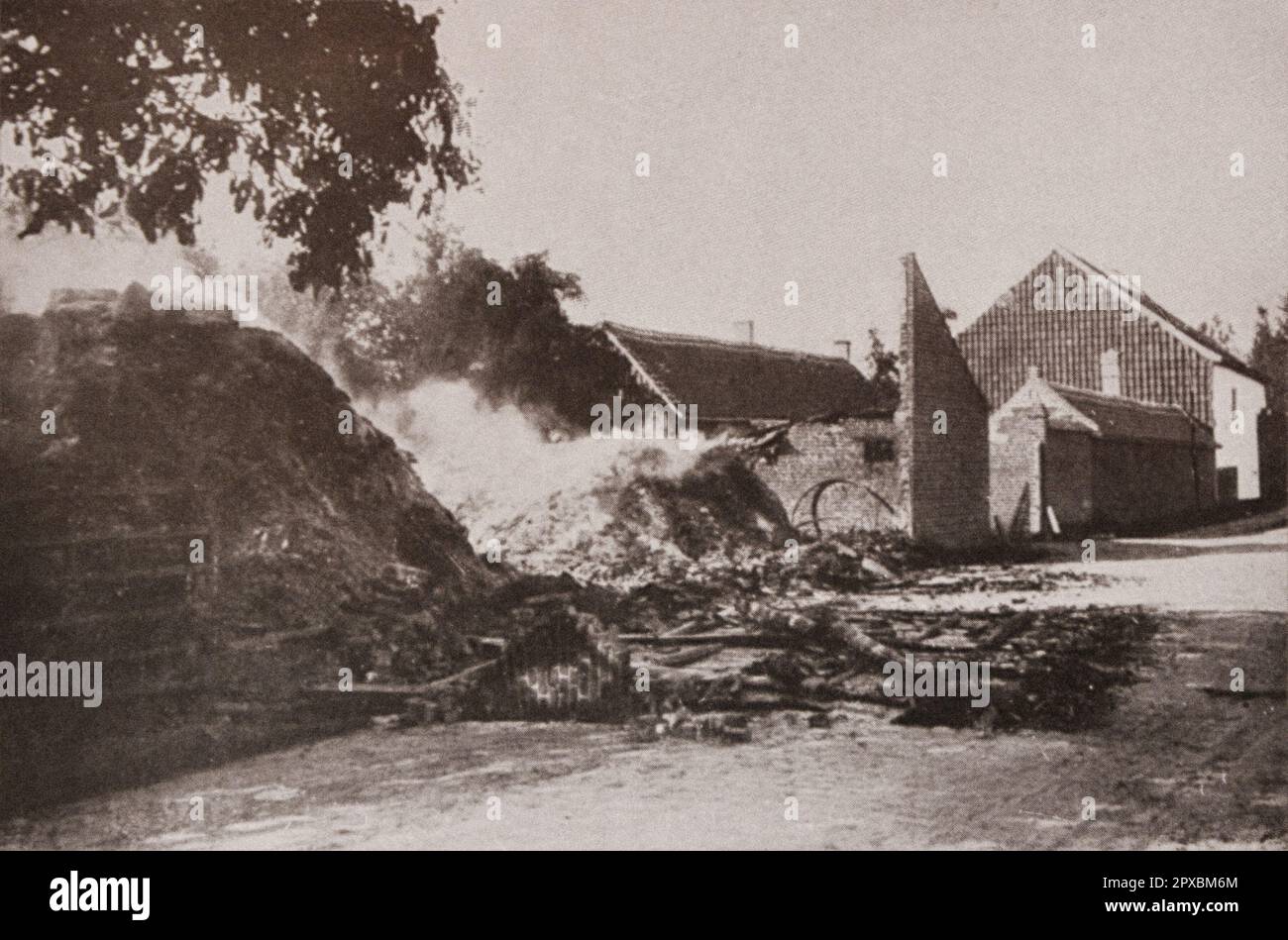 Prima guerra mondiale Invasione tedesca del Belgio. 1914. Durante la sua avanzata, il nemico (i tedeschi) viene esasperato dalla resistenza che incontra. Durante il suo viaggio, mise il fuoco in questa fattoria vicino Haelen. Foto Stock
