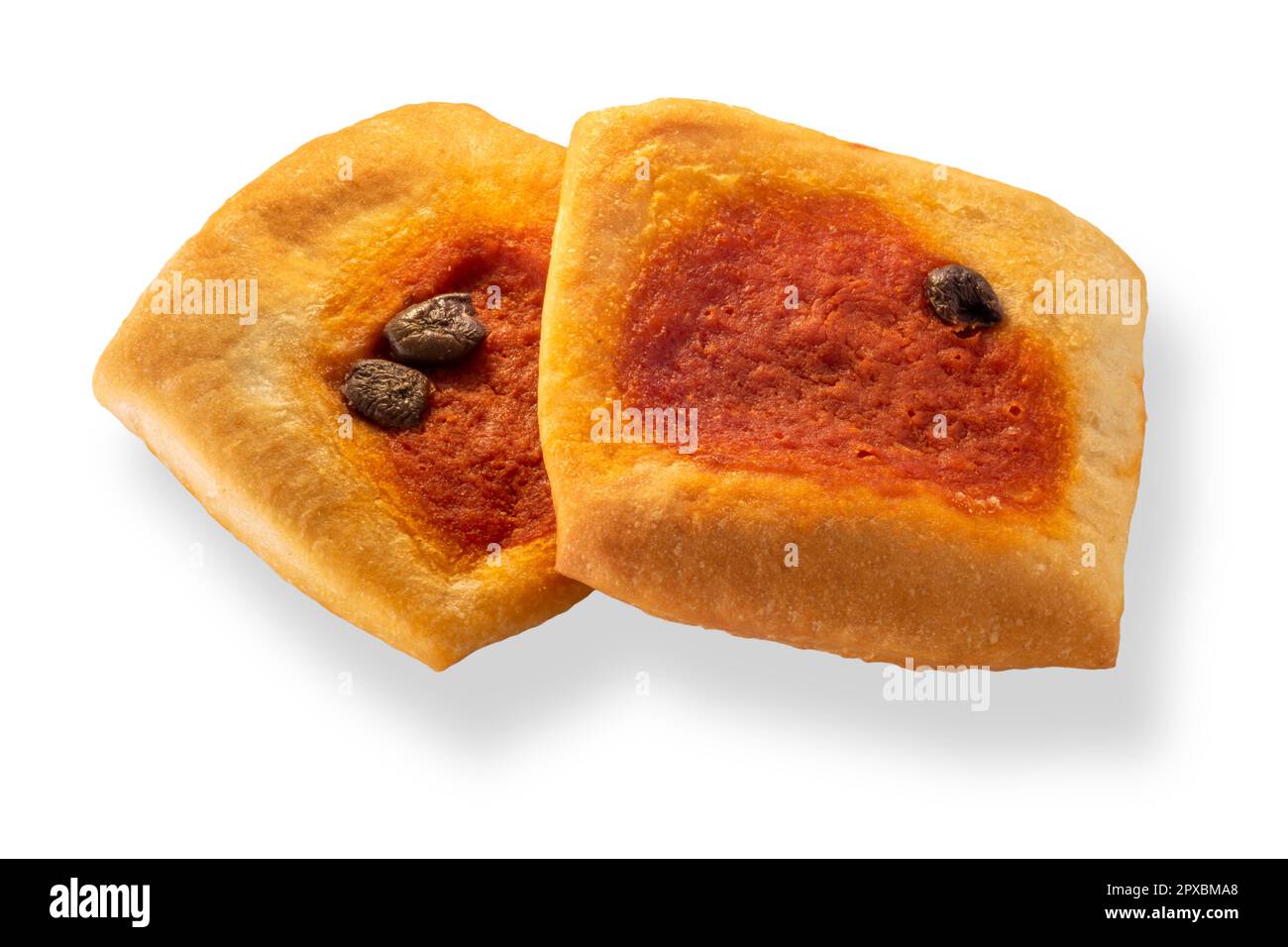 Pizzette (pizze piccole) con salsa di pomodoro e capperi isolati su bianco con percorso di taglio Foto Stock