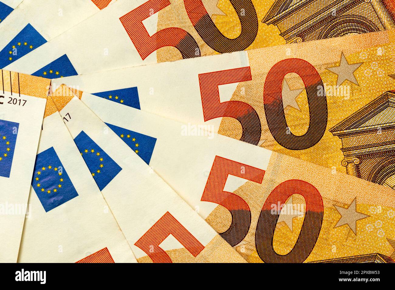 Banconote arancioni di 50 euro ben disposti out.European Union banking, risparmio finanziario. Foto Stock