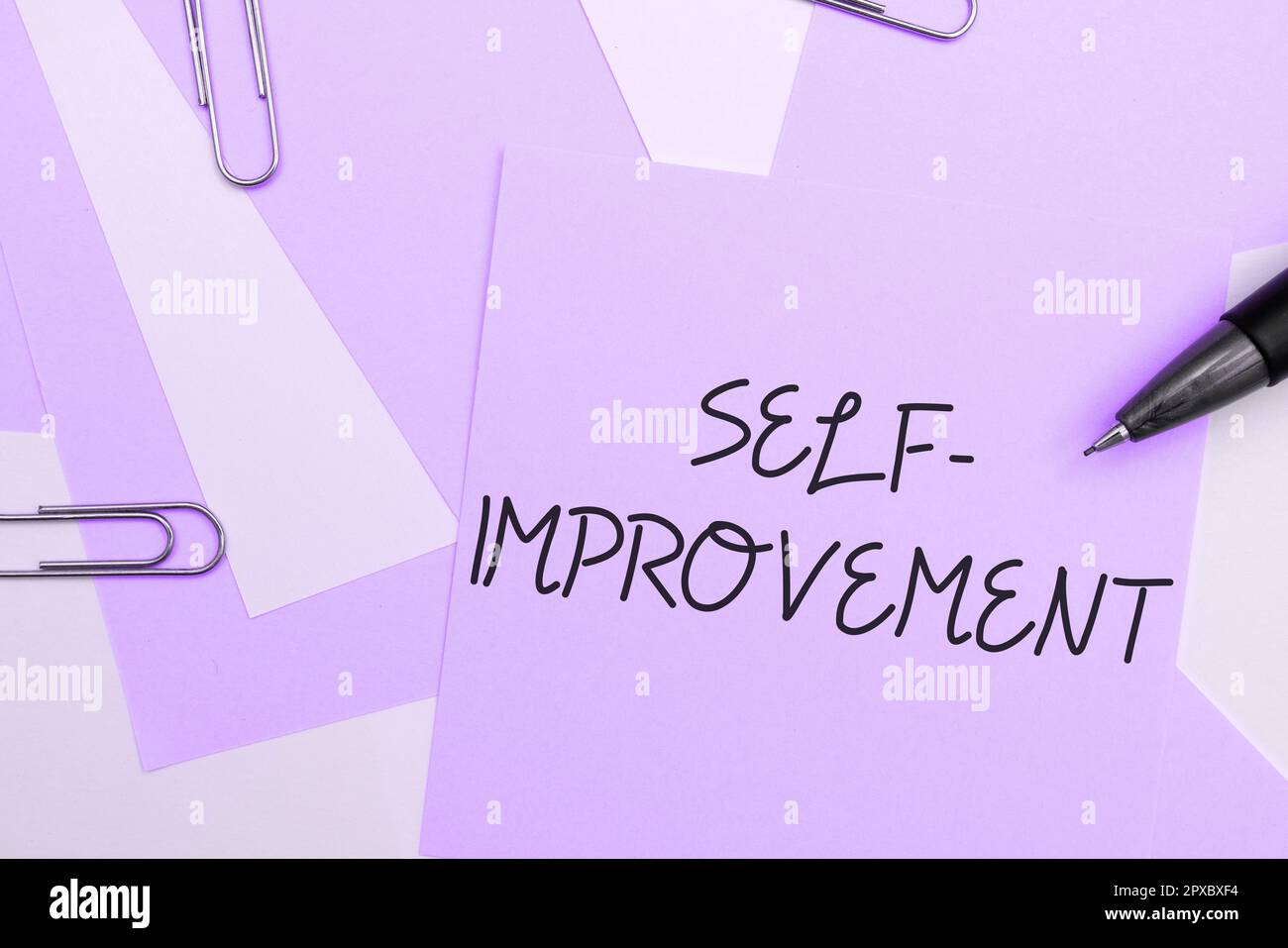 Scrittura che visualizza il miglioramento di auto del testo, processo di idea di affari di rendersi un migliore o più knowledgable Foto Stock